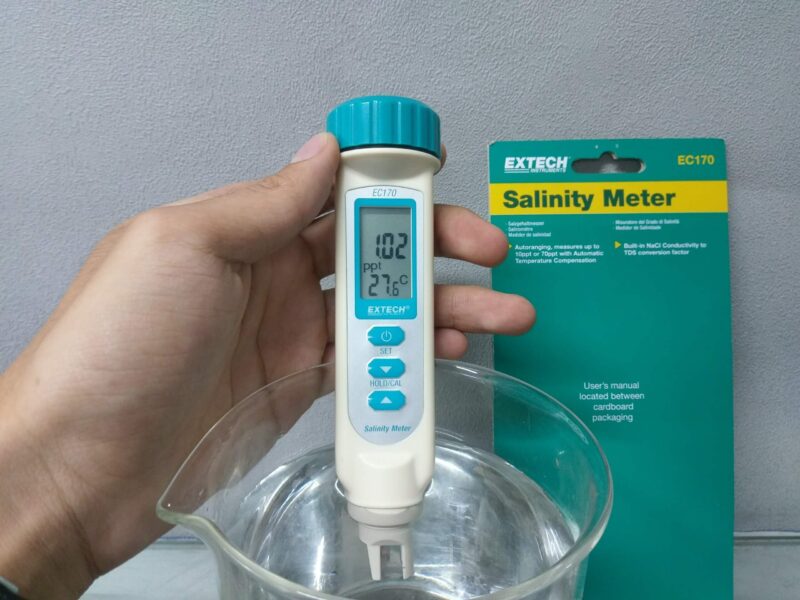 Bằng máy đo độ mặn điện tử