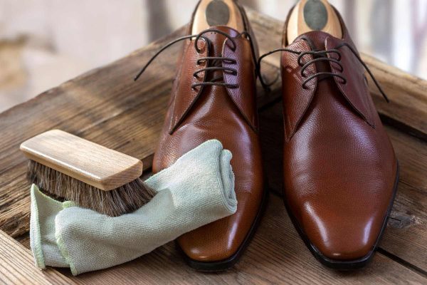 bảo quản giày chống đinh đúng cách