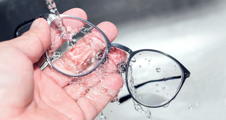 vệ sinh bằng nước ấm và xà phòng