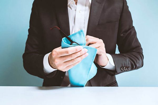 vệ sinh kính bằng vải mềm