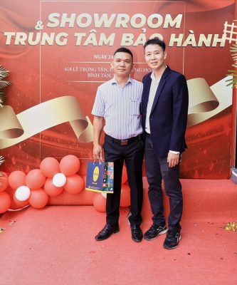 Ông Trương Quang Khánh - Đại diện BGĐ chụp ảnh cùng khách hàng