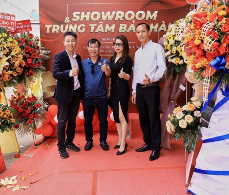 BGĐ chụp ảnh kỷ niệm cùng khách hàng