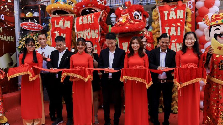 Ban Giám Đốc cắt băng khánh thành Showroom Metrotech đầu tiên, đặt nền tảng cho chuỗi hệ thống Showroom trên toàn quốc
