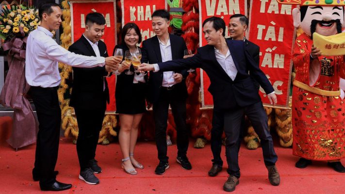 Ban Giám Đốc nâng ly mừng khai trương