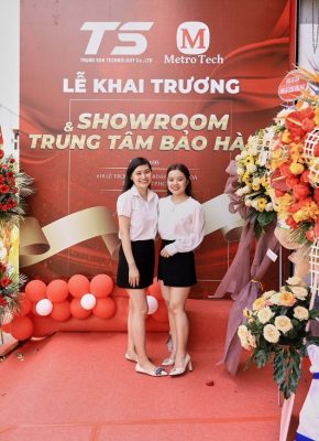 Đại diện bộ phận CSKH Metrotech chụp ảnh kỷ niệm