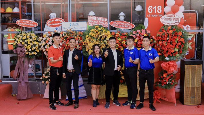 Nhân sự phòng kỹ thuật làm việc trực tiếp tại Showroom Metrotech