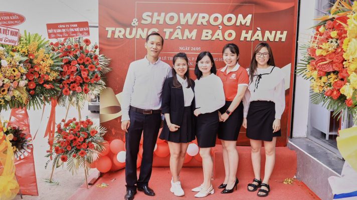 Phòng kế toán chụp ảnh kỷ niệm cùng đại diện Ban Giám Đốc