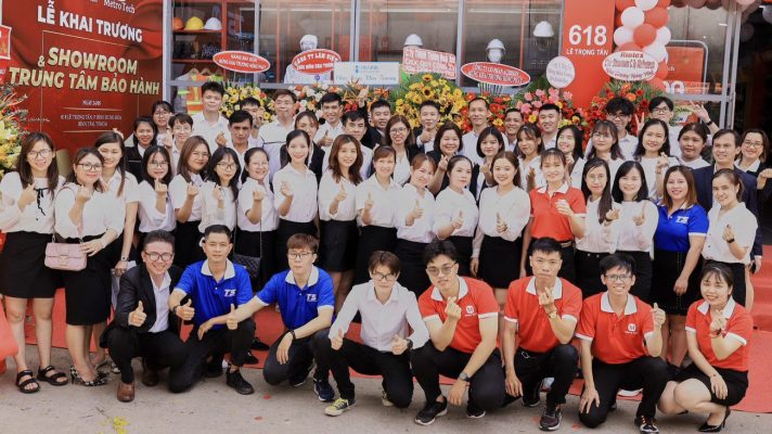 Toàn thể công ty chụp ảnh kỷ niệm tại Showroom