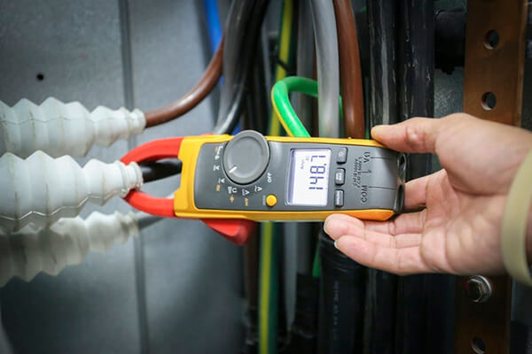 Cách sử dụng Ampe kìm đo điện áp